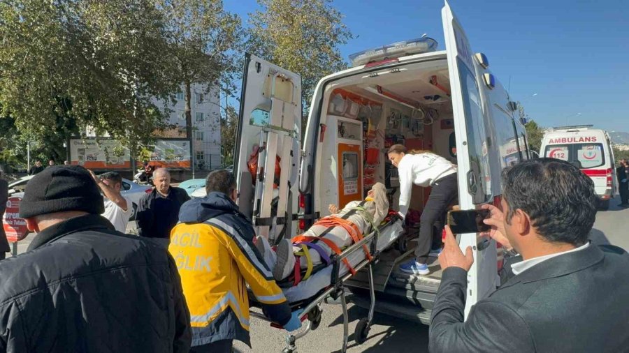 Uyarı Tabelasını Dikkate Almadı, Yan Yatan Araçta Sıkışan 2 Kişiyi İtfaiye Kurtardı