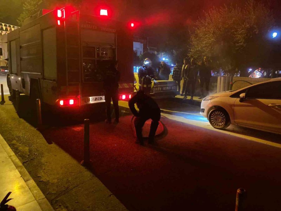 Park Halinde Otomobilde Çıkan Yangın Söndürmek İçin Mahalleli Seferber Oldu