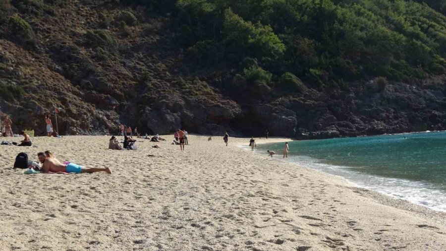 Türkiye Kışa Girmeye Hazırlanırken, Antalya Yazdan Kalma Günler Yaşıyor