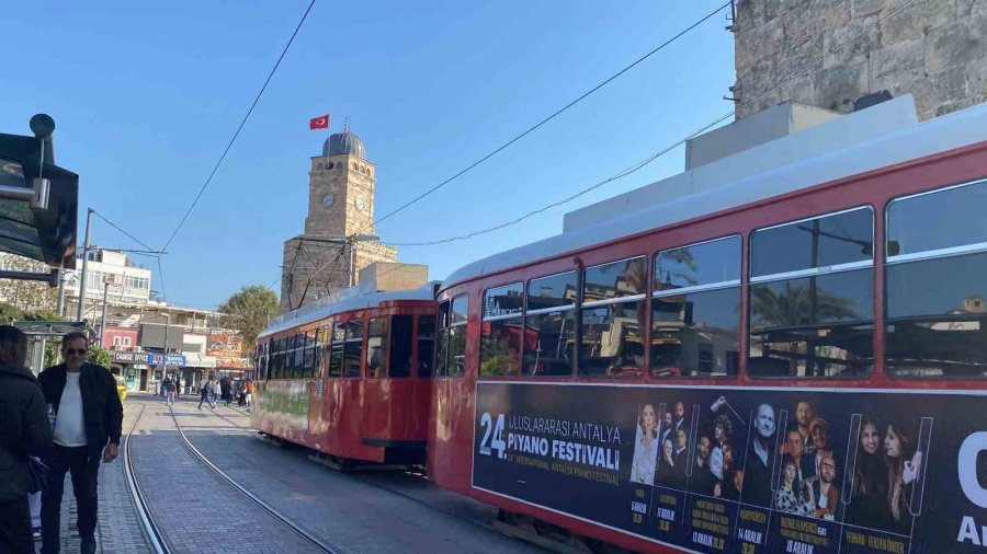Nostaljik Tramvay Yolcularına Canlı Piyano Resitali