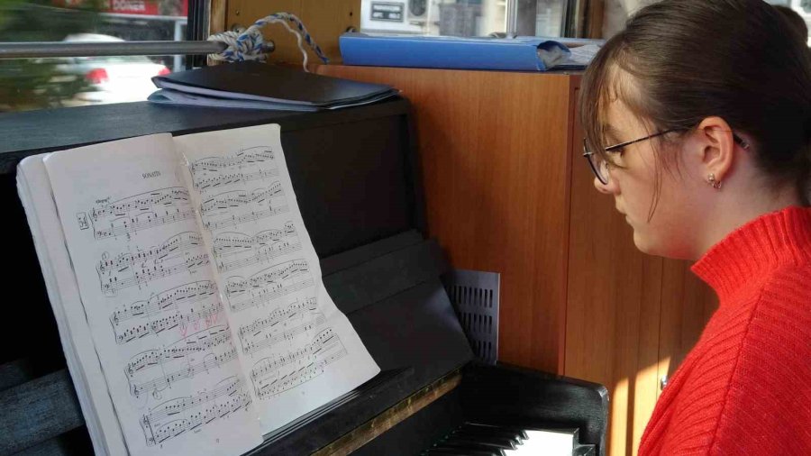 Nostaljik Tramvay Yolcularına Canlı Piyano Resitali