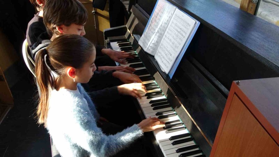 Nostaljik Tramvay Yolcularına Canlı Piyano Resitali