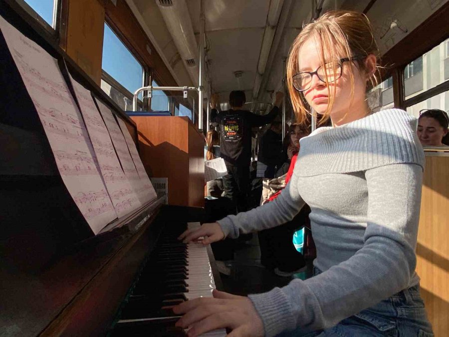 Nostaljik Tramvay Yolcularına Canlı Piyano Resitali