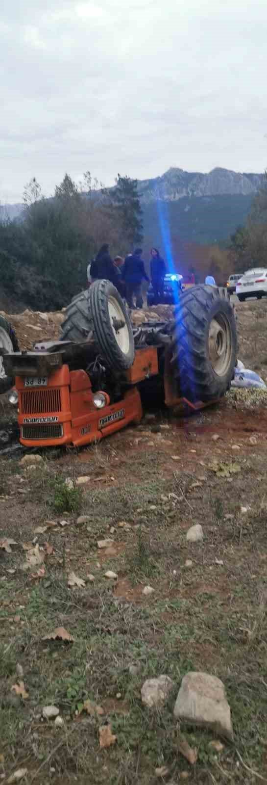 Traktör Devrildi, Baba Öldü Kızı Yaralandı