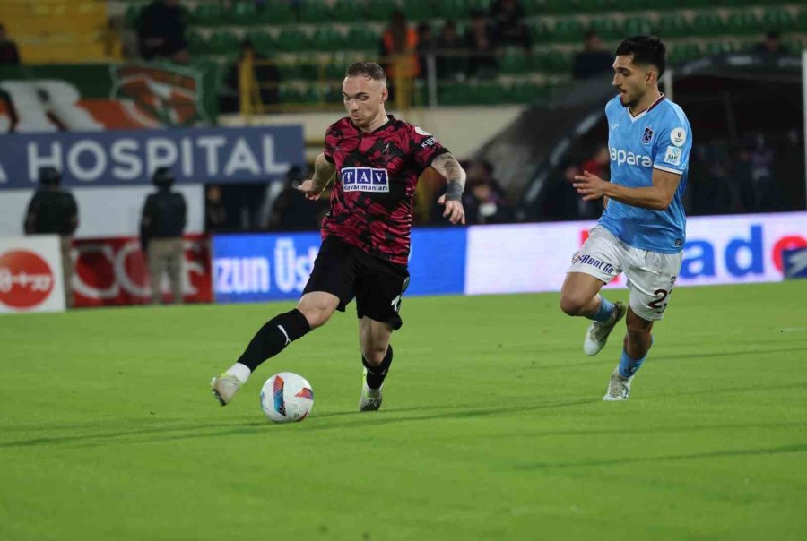 Trendyol Süper Lig: Alanyaspor: 1 - Trabzonspor: 1 (ilk Yarı)