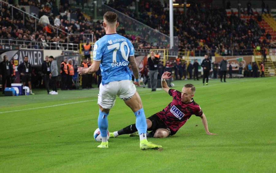 Trendyol Süper Lig: Alanyaspor: 1 - Trabzonspor: 1 (ilk Yarı)