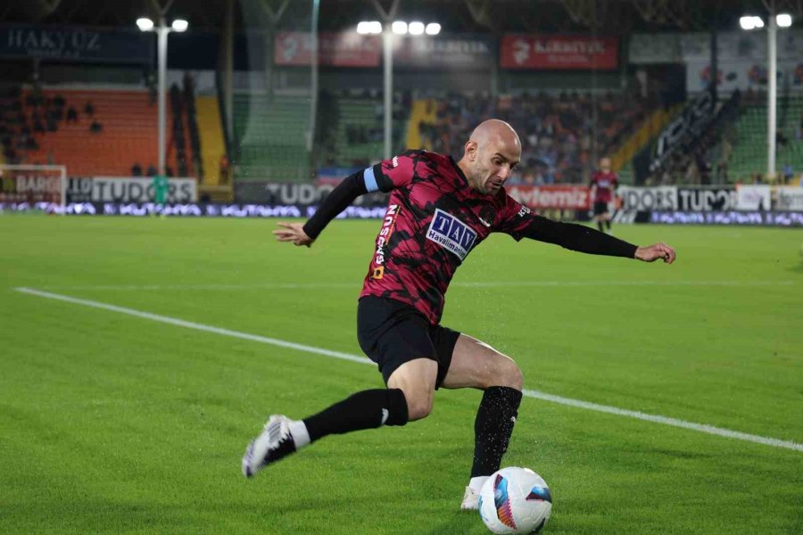 Trendyol Süper Lig: Alanyaspor: 1 - Trabzonspor: 1 (ilk Yarı)