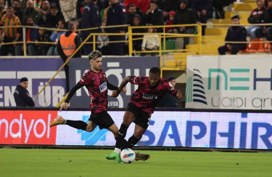 Trendyol Süper Lig: Alanyaspor: 1 - Trabzonspor: 1 (ilk Yarı)