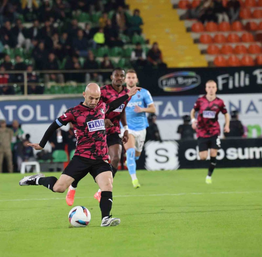 Trendyol Süper Lig: Alanyaspor: 1 - Trabzonspor: 1 (ilk Yarı)