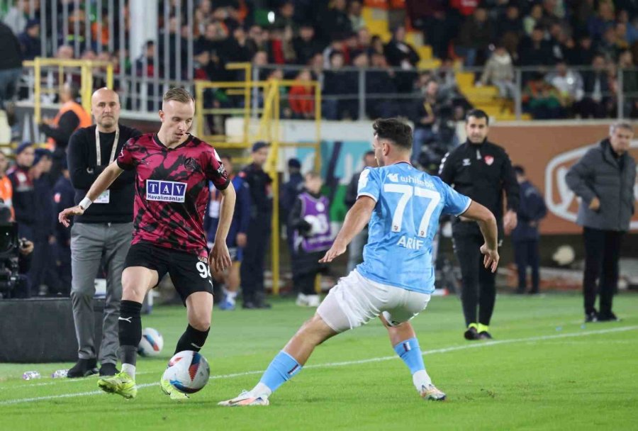 Trendyol Süper Lig: Alanyaspor: 1 - Trabzonspor: 1 (ilk Yarı)