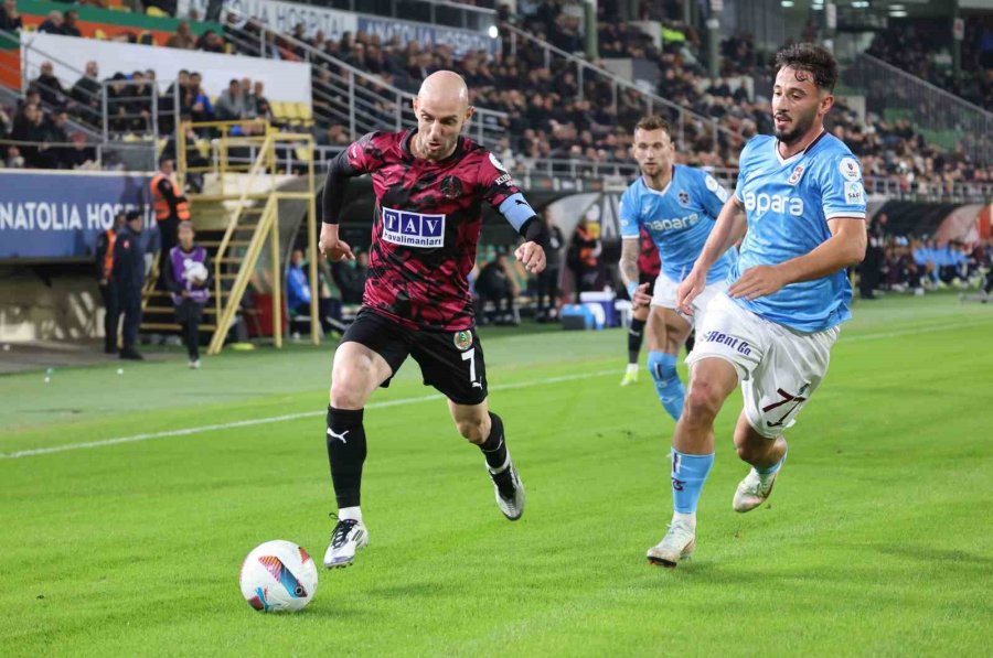 Trendyol Süper Lig: Alanyaspor: 1 - Trabzonspor: 1 (ilk Yarı)