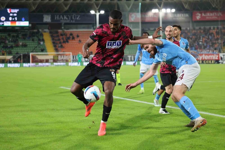 Trendyol Süper Lig: Alanyaspor: 1 - Trabzonspor: 1 (ilk Yarı)