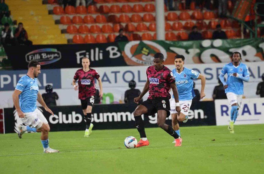Trendyol Süper Lig: Alanyaspor: 1 - Trabzonspor: 1 (ilk Yarı)