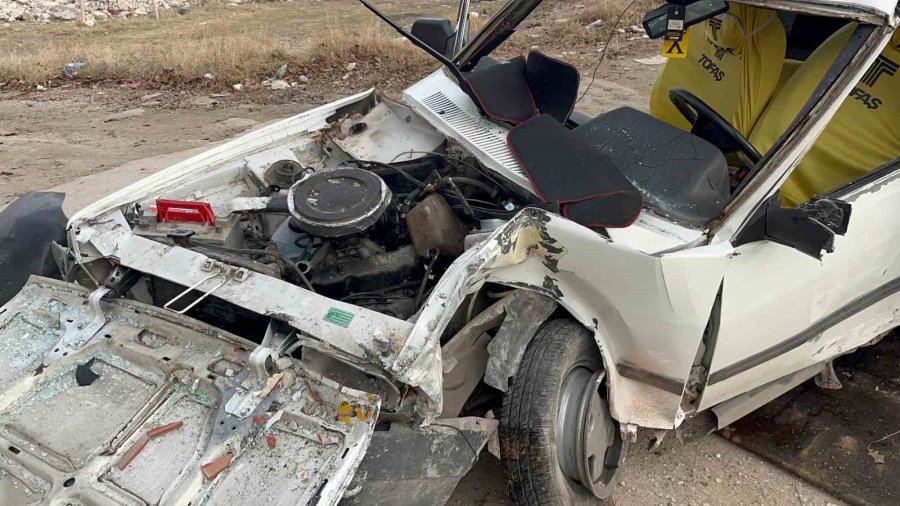 Kontrolden Çıkan Otomobil Beton Elektrik Direğine Çarptı, 18 Yaşındaki Sürücü Hayatını Kaybetti