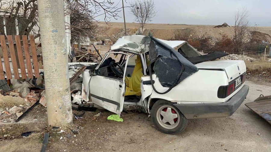 Kontrolden Çıkan Otomobil Beton Elektrik Direğine Çarptı, 18 Yaşındaki Sürücü Hayatını Kaybetti