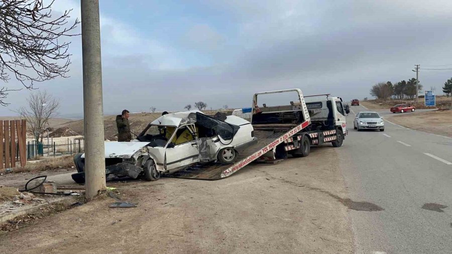 Kontrolden Çıkan Otomobil Beton Elektrik Direğine Çarptı, 18 Yaşındaki Sürücü Hayatını Kaybetti