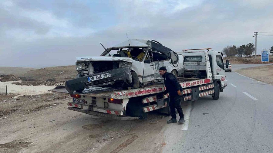 Kontrolden Çıkan Otomobil Beton Elektrik Direğine Çarptı, 18 Yaşındaki Sürücü Hayatını Kaybetti