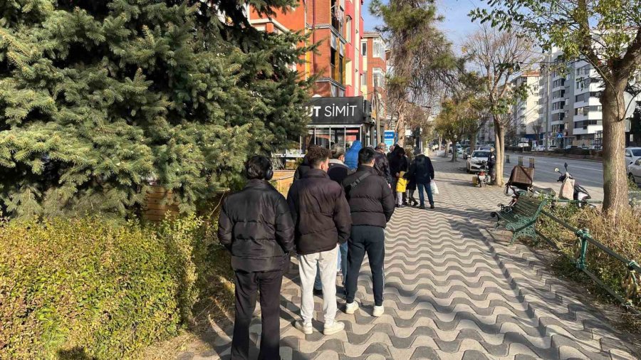 Kahvaltıya Sıcak Simit Almak İsteyen Vatandaşlar Kuyruk Oluşturdu
