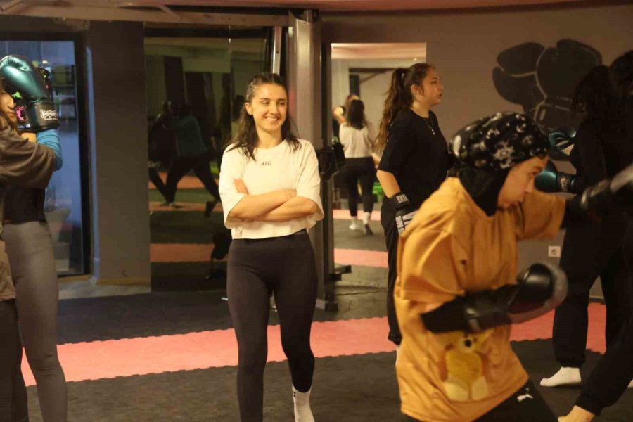 Futboldan Geçiş Yaptığı Boksta 23 Yaşında Antrenör Oldu