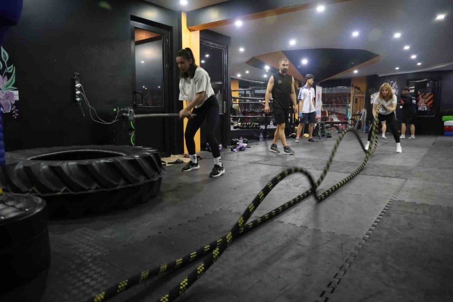 Futboldan Geçiş Yaptığı Boksta 23 Yaşında Antrenör Oldu