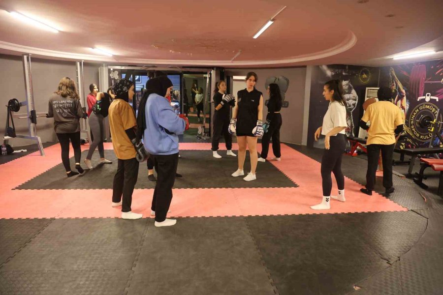 Futboldan Geçiş Yaptığı Boksta 23 Yaşında Antrenör Oldu