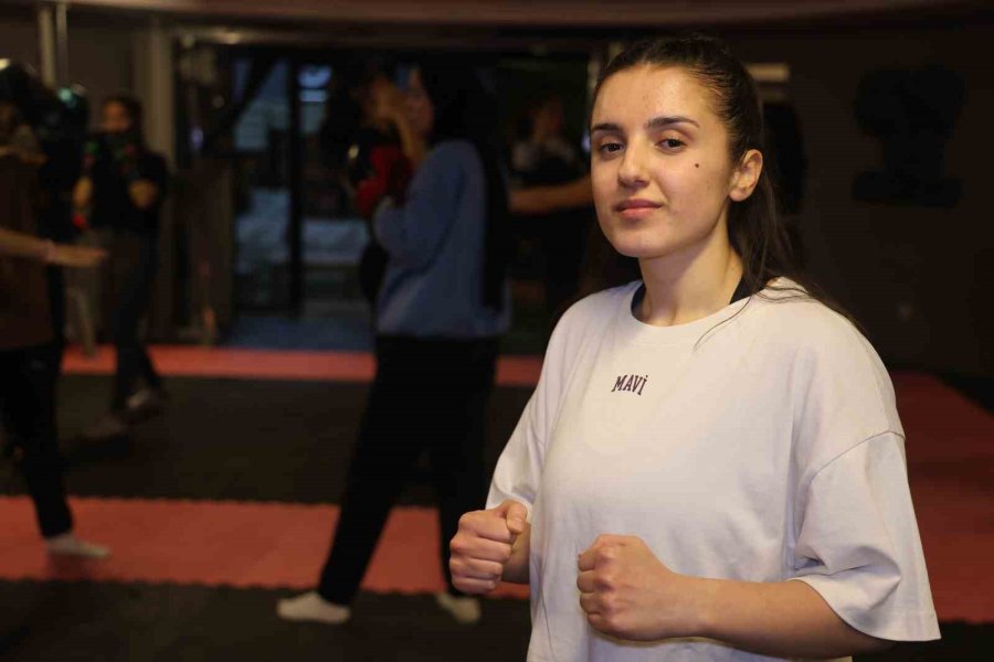 Futboldan Geçiş Yaptığı Boksta 23 Yaşında Antrenör Oldu