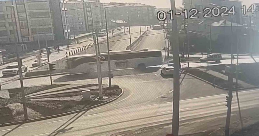 Yolcu Otobüsü Kırmızı Işıkta Bekleyen İki Araca Çarptı: 1 Yaralı