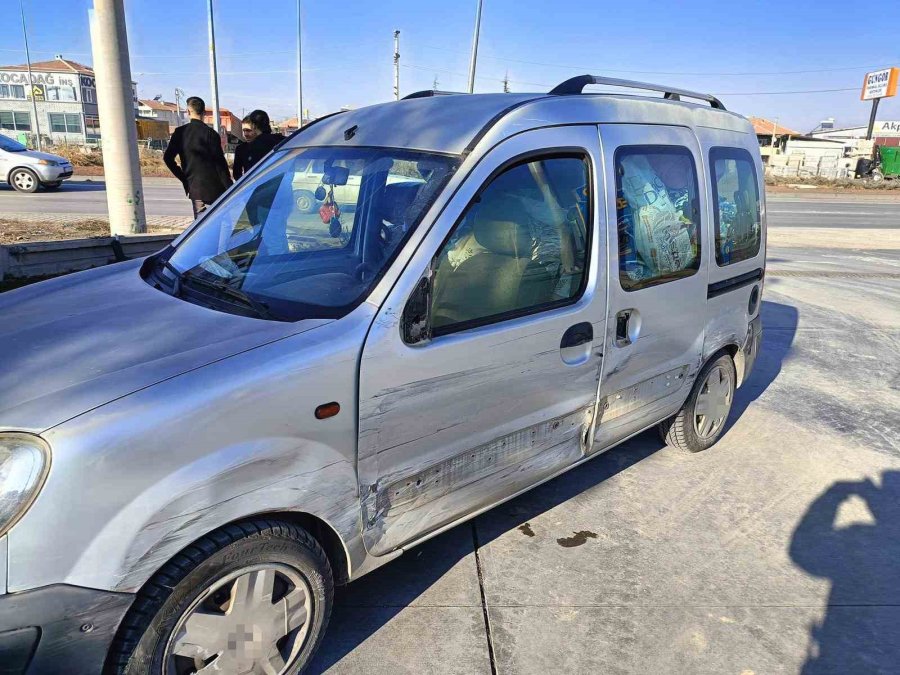 Yolcu Otobüsü Kırmızı Işıkta Bekleyen İki Araca Çarptı: 1 Yaralı