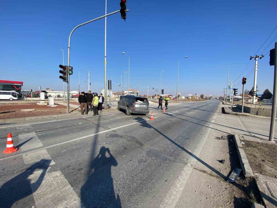 Yolcu Otobüsü Kırmızı Işıkta Bekleyen İki Araca Çarptı: 1 Yaralı