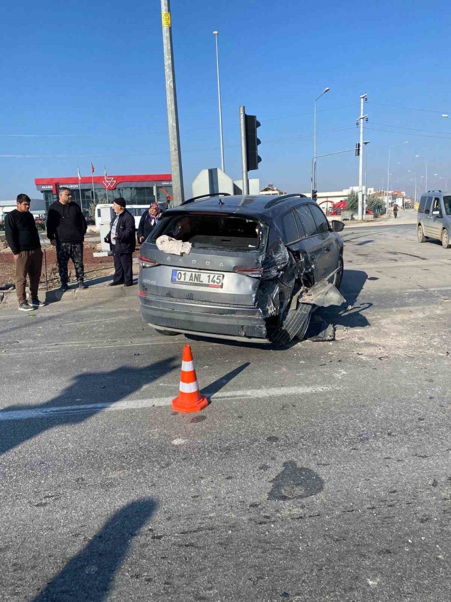 Yolcu Otobüsü Kırmızı Işıkta Bekleyen İki Araca Çarptı: 1 Yaralı