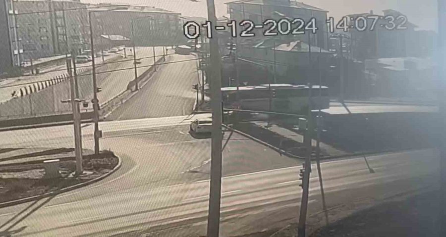 Yolcu Otobüsü Kırmızı Işıkta Bekleyen İki Araca Çarptı: 1 Yaralı