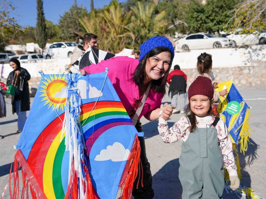 Tarsus’ta ’uçurtma Şenliği’ Renkli Görüntülere Sahne Oldu