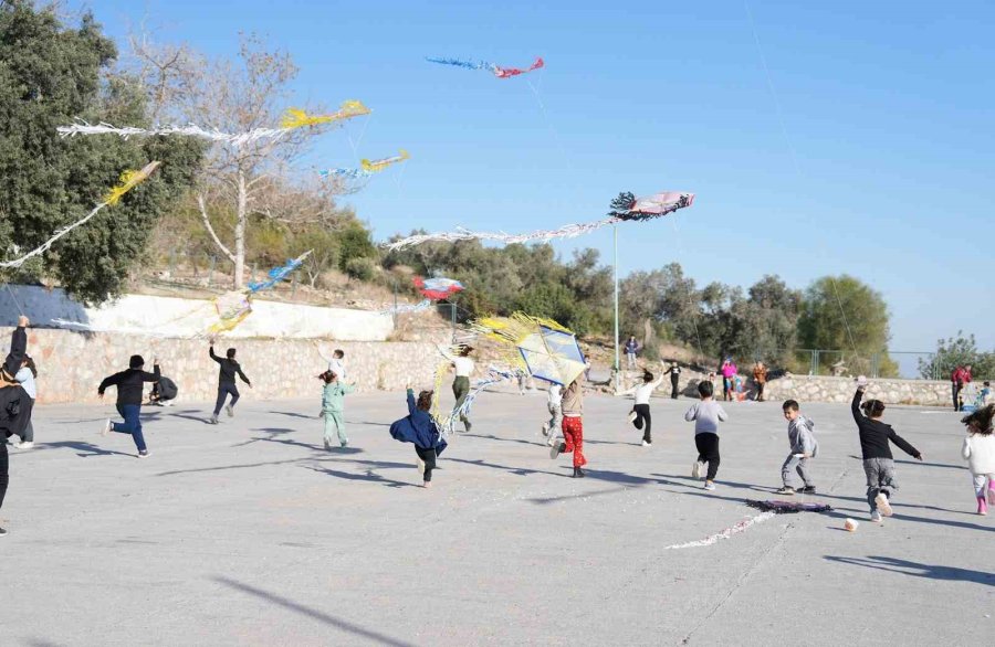 Tarsus’ta ’uçurtma Şenliği’ Renkli Görüntülere Sahne Oldu