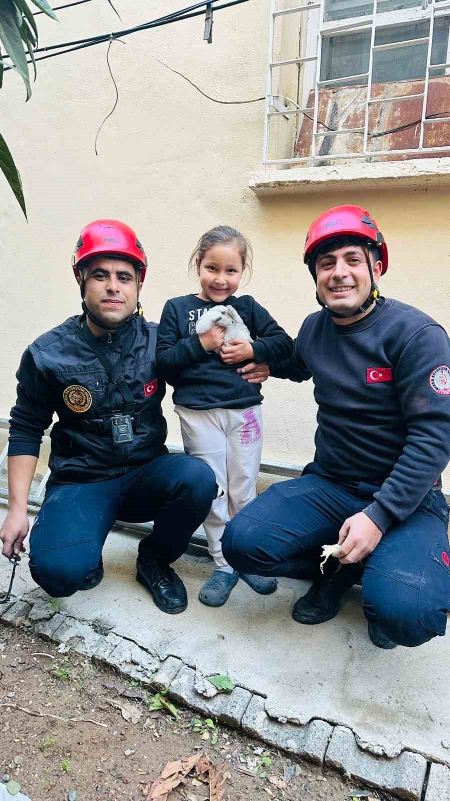 Tahliye Bacasına Düşen Tavşan Kurtarıldı