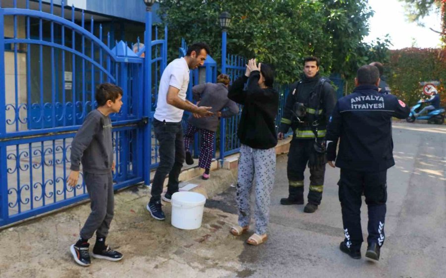 Çıkan Yangında Panikleyen Küçük Çocuğu İtfaiye Erleri Sakinleştirdi