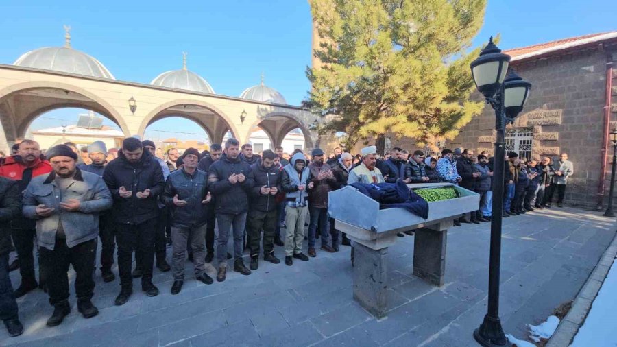 Yangında Hayatını Kaybeden İşçi Toprağa Verildi