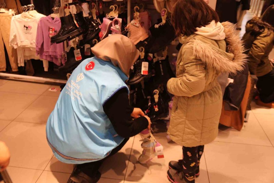 Eskişehir’de Diyanet Vakfı’ndan Miniklere Kıyafet Yardımı