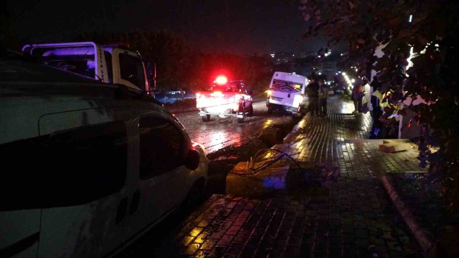Alanya’da Yol Çöktü, 3 Araç Çukurda Mahsur Kaldı