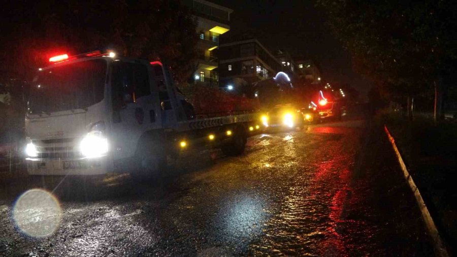 Alanya’da Yol Çöktü, 3 Araç Çukurda Mahsur Kaldı