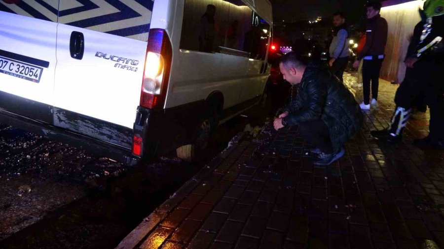 Alanya’da Yol Çöktü, 3 Araç Çukurda Mahsur Kaldı