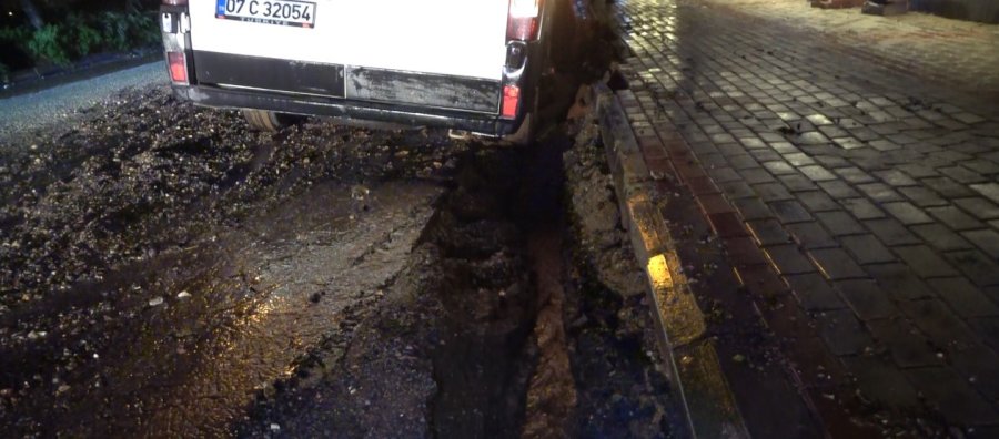 Alanya’da Yol Çöktü, 3 Araç Çukurda Mahsur Kaldı