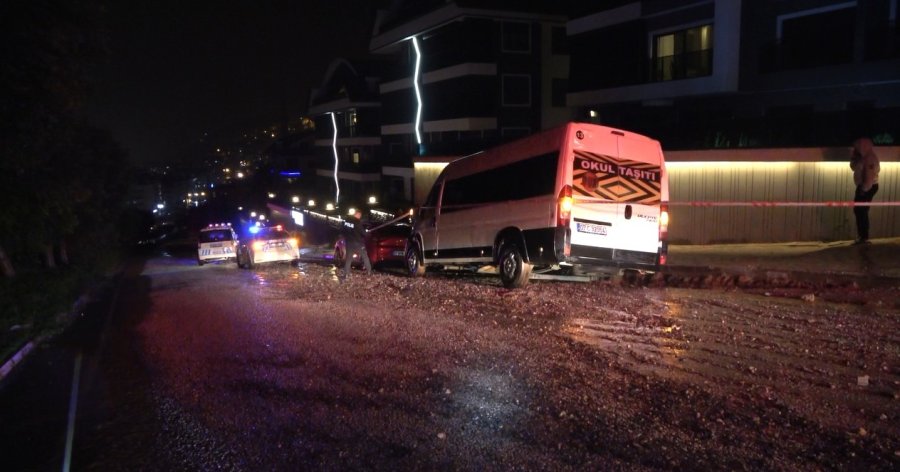 Alanya’da Yol Çöktü, 3 Araç Çukurda Mahsur Kaldı