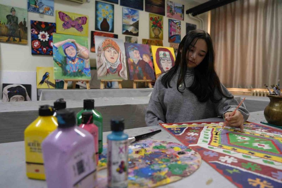 Bir Şarkıyla Ve Çekik Gözleri Sebebiyle Başlayan İlgisi Akıcı Konuşmaya Dönüştü