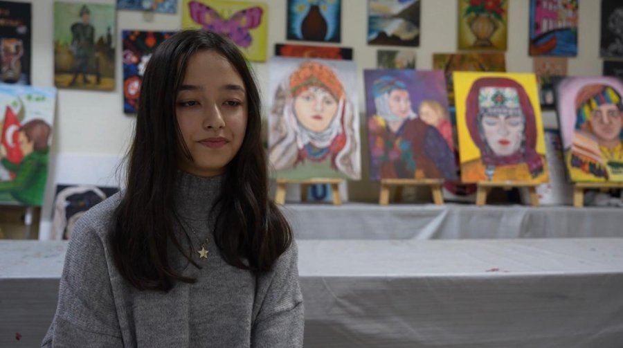 Bir Şarkıyla Ve Çekik Gözleri Sebebiyle Başlayan İlgisi Akıcı Konuşmaya Dönüştü