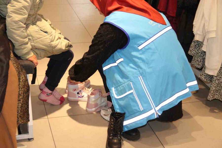 Eskişehir’de Diyanet Vakfı’ndan Miniklere Kıyafet Yardımı