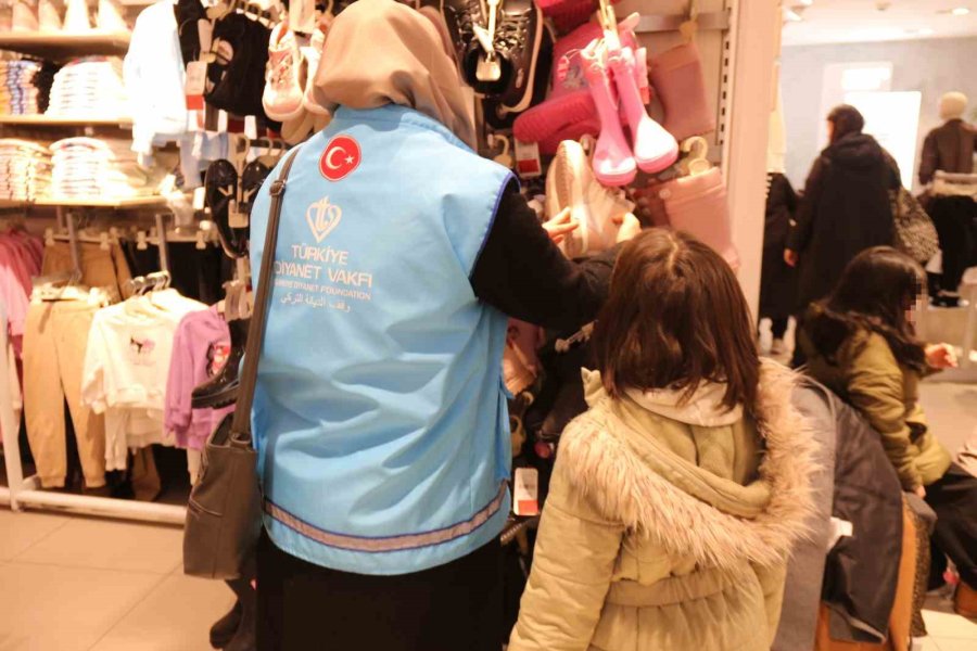 Eskişehir’de Diyanet Vakfı’ndan Miniklere Kıyafet Yardımı