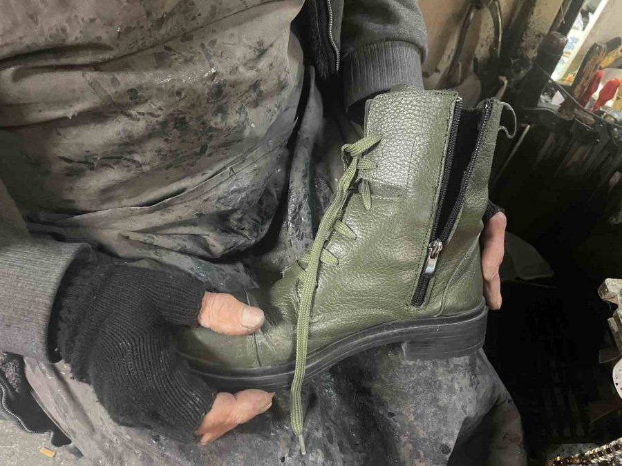 Yağışlar Ayakkabı Tamircilerinin İşlerini Artıyor