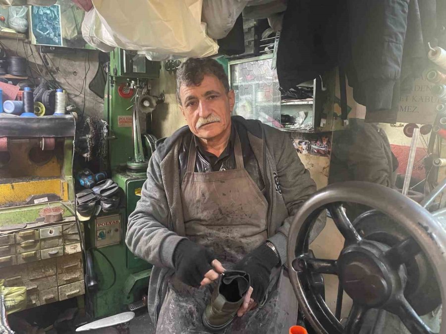 Yağışlar Ayakkabı Tamircilerinin İşlerini Artıyor