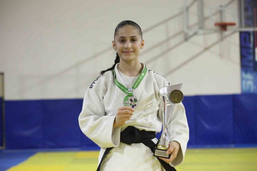 Yaşları Kadar Başarıları Ve Şampiyonlukları Var