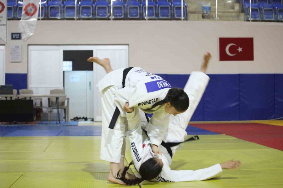 Yaşları Kadar Başarıları Ve Şampiyonlukları Var